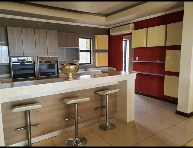 6 BEDROOM HOUSE FOR SALE IN LANSERIA